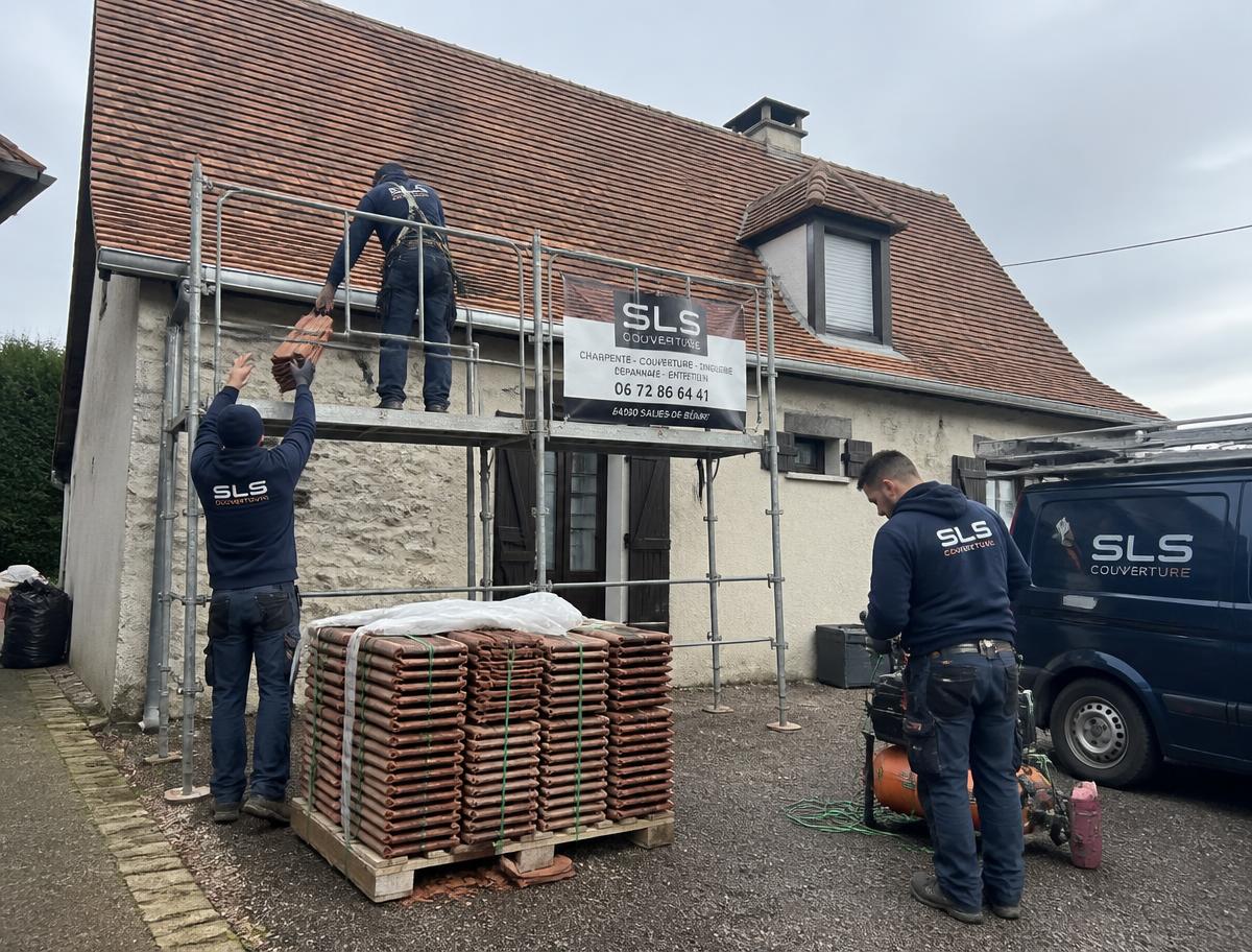 Équipe de couvreurs SLS Couverture sur un chantier dans le Béarn