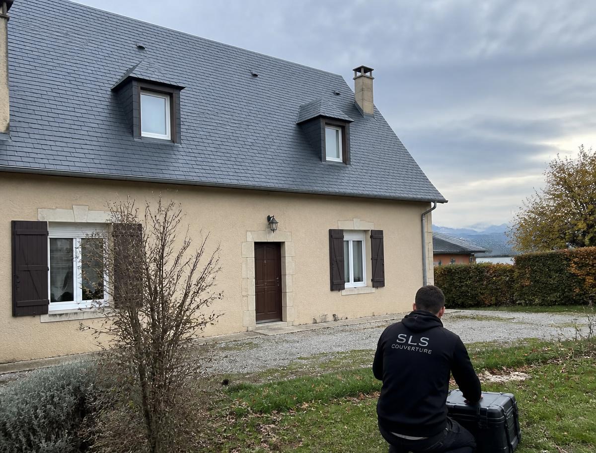 Toiture en ardoise terminée dans la campagne béarnaise face aux Pyrénées