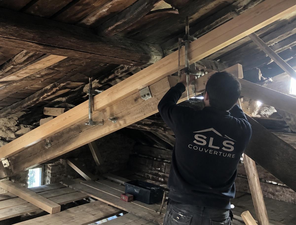 Charpentier de SLS Couverture renforçant une charpente traditionnelle en bois à Orthez