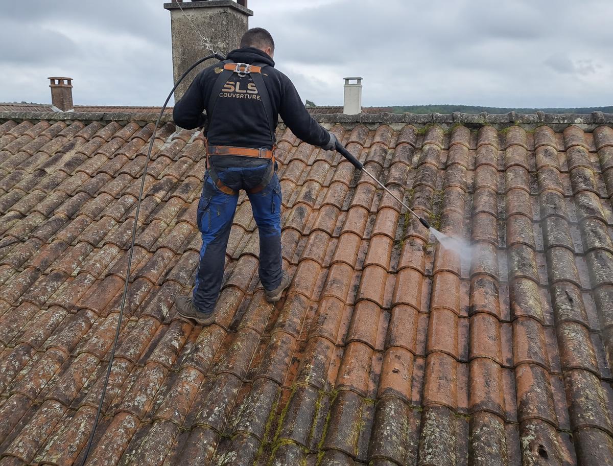 Démoussage d'une toiture en tuiles à Salies-de-Béarn par SLS Couverture