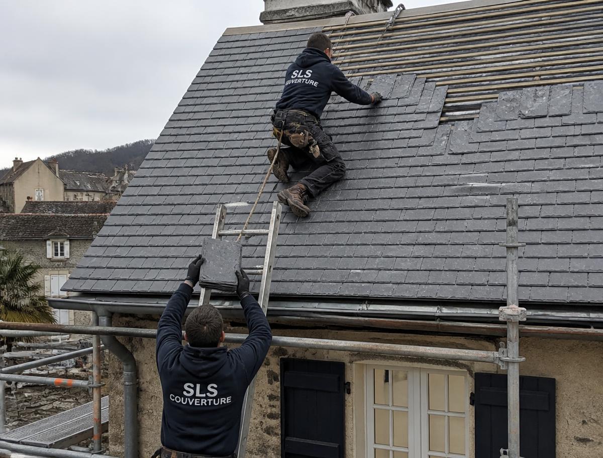 Rénovation d'une toiture en ardoise à forte pente à Sauveterre-de-Béarn