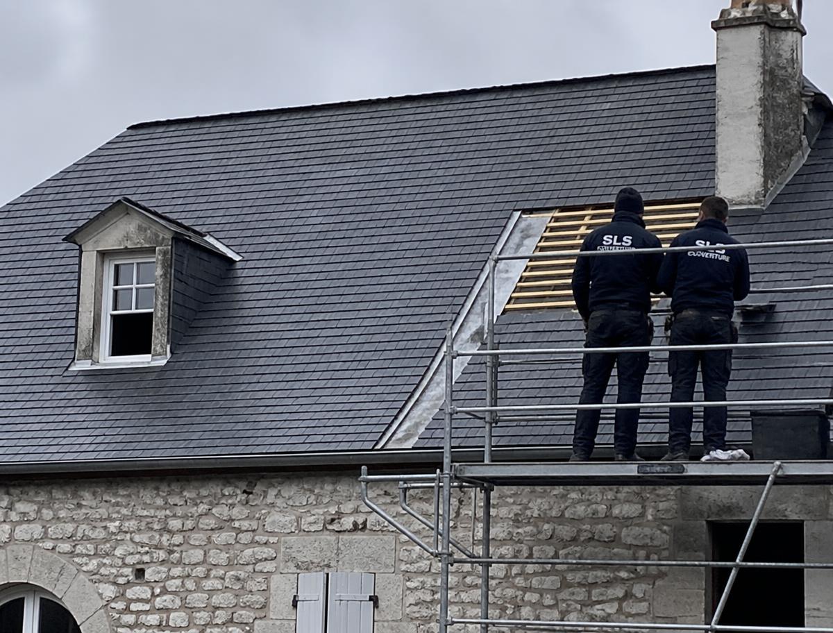 Comparaison avant et après rénovation d'une toiture à Sauveterre-de-Béarn